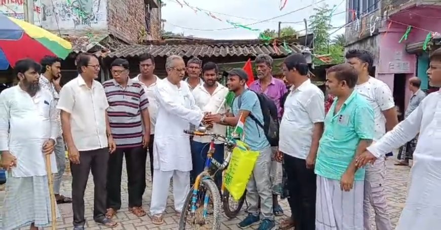 জাতীয় পতাকার অবমাননা রুখতে সাইকেল যাত্রায় সুন্দরবনের দুই যুবক