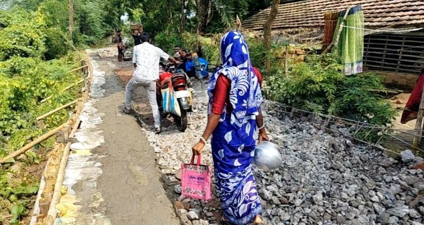 গঙ্গাসাগরের চক ফুলডুবিতে বেহাল রাস্তা সংস্কারের কাজ শুরু, স্বস্তিতে সাধারণ মানুষ