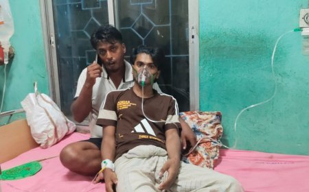 জীবন্ত বিষধর চন্দ্রবোড়া সাপ নিয়ে হাসপাতালে যুবক 