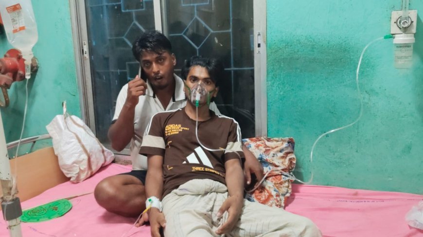 জীবন্ত বিষধর চন্দ্রবোড়া সাপ নিয়ে হাসপাতালে যুবক 